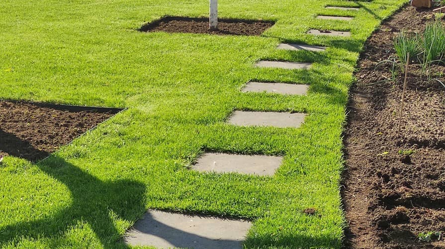 Neviditeľný obrubník oddeľujúci kamenné dosky od výsadby